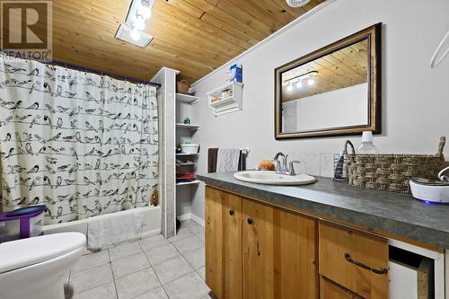 2090/2092 Westsyde Road, Kamloops, BC - Indoor Photo Showing Bathroom