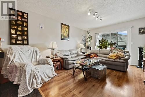 2090/2092 Westsyde Road, Kamloops, BC - Indoor Photo Showing Living Room