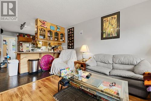 2090/2092 Westsyde Road, Kamloops, BC - Indoor Photo Showing Living Room