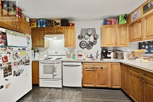 2090/2092 Westsyde Road, Kamloops, BC - Indoor Photo Showing Kitchen