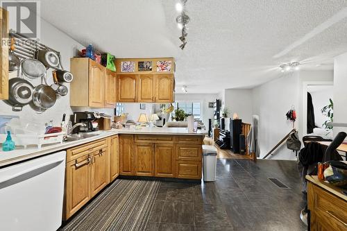 2090/2092 Westsyde Road, Kamloops, BC - Indoor Photo Showing Kitchen