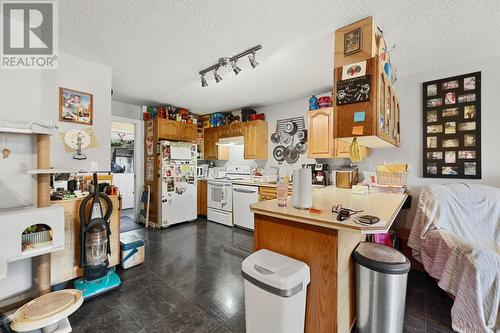 2090/2092 Westsyde Road, Kamloops, BC - Indoor Photo Showing Kitchen