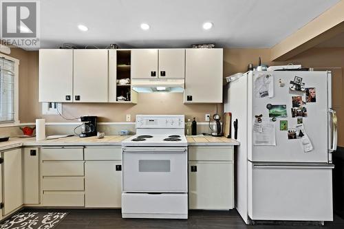 2090/2092 Westsyde Road, Kamloops, BC - Indoor Photo Showing Kitchen