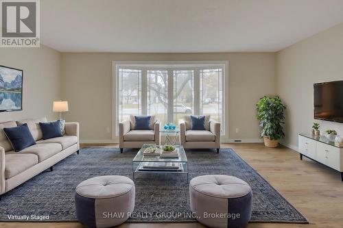 572 Elgin Street N, Cambridge, ON - Indoor Photo Showing Living Room