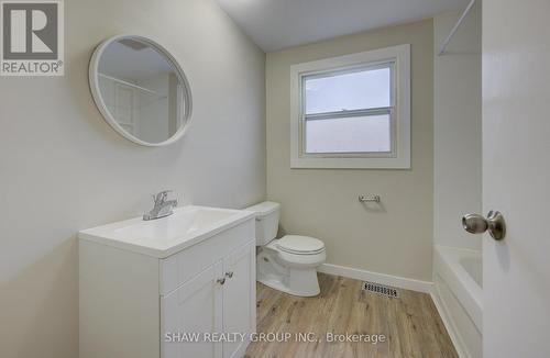 572 Elgin Street N, Cambridge, ON - Indoor Photo Showing Bathroom