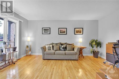 45 Sunnycrest Drive, Ottawa, ON - Indoor Photo Showing Living Room