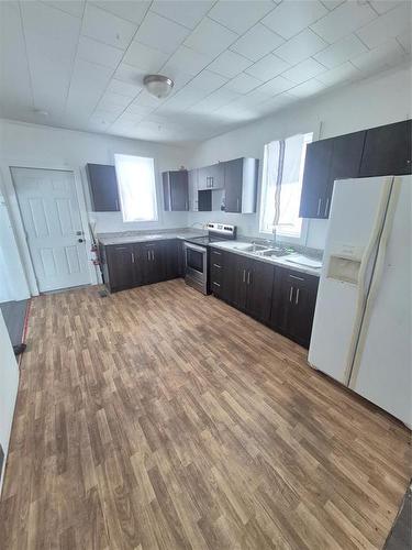 203 2Nd Street Nw, Minnedosa, MB - Indoor Photo Showing Kitchen