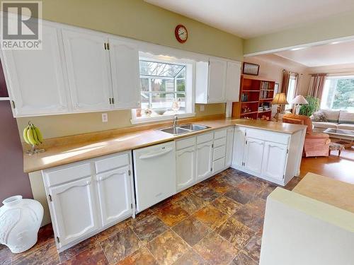 5406 Manson Ave, Powell River, BC - Indoor Photo Showing Kitchen With Double Sink