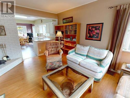 5406 Manson Ave, Powell River, BC - Indoor Photo Showing Living Room