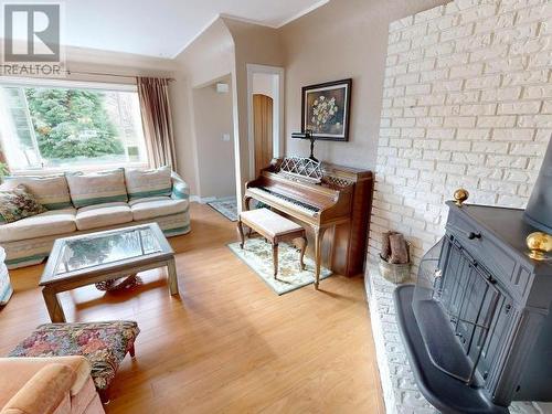 5406 Manson Ave, Powell River, BC - Indoor Photo Showing Living Room