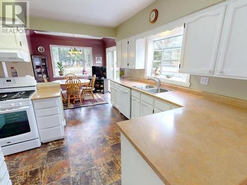 5406 Manson Ave, Powell River, BC - Indoor Photo Showing Kitchen With Double Sink