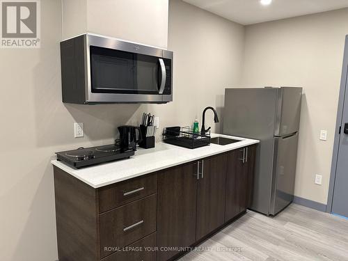 201 - 152 High Street, Georgina, ON - Indoor Photo Showing Kitchen