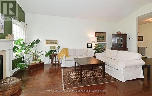 2 Bache Avenue, Georgina, ON - Indoor Photo Showing Living Room