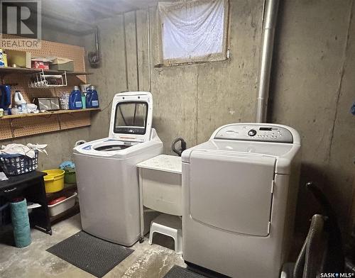 421 Taylor Street, Bienfait, SK - Indoor Photo Showing Laundry Room