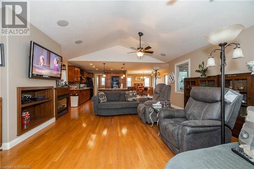 217890 Concession 3 Road, Georgian Bluffs, ON - Indoor Photo Showing Living Room