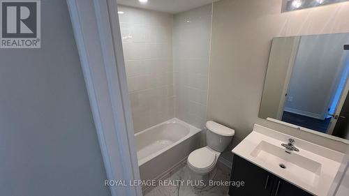 121 - 1569 Rose Way, Milton, ON - Indoor Photo Showing Bathroom