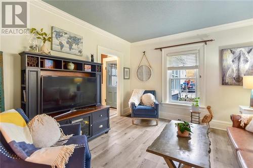 36 Wall Street, Brockville, ON - Indoor Photo Showing Living Room