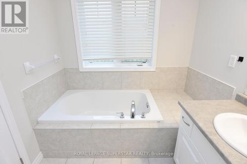 10 - 7 Lakelawn Road, Grimsby, ON - Indoor Photo Showing Bathroom