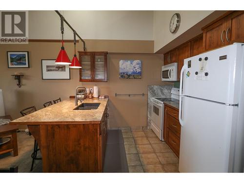 880 Northstar Drive Unit# 829, Kimberley, BC - Indoor Photo Showing Kitchen With Double Sink