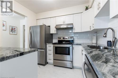 2004 Glenada Crescent Unit# 24, Oakville, ON - Indoor Photo Showing Kitchen With Double Sink With Upgraded Kitchen