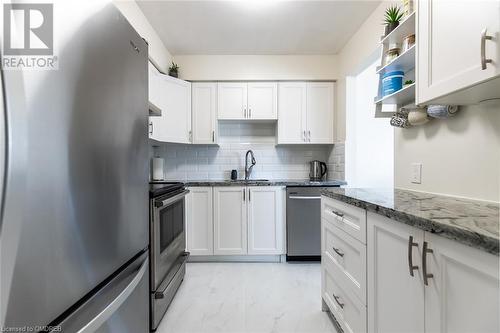 2004 Glenada Crescent Unit# 24, Oakville, ON - Indoor Photo Showing Kitchen With Upgraded Kitchen