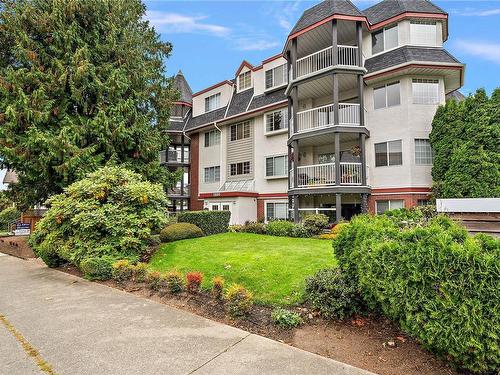 402-1220 Fort St, Victoria, BC - Outdoor With Facade