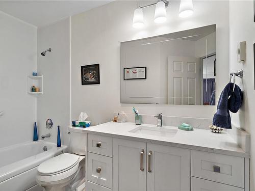 402-1220 Fort St, Victoria, BC - Indoor Photo Showing Bathroom