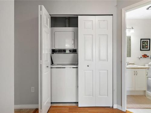 402-1220 Fort St, Victoria, BC - Indoor Photo Showing Laundry Room