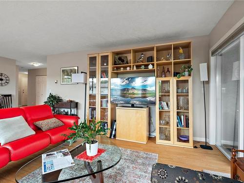 402-1220 Fort St, Victoria, BC - Indoor Photo Showing Living Room