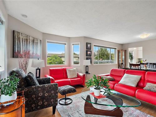 402-1220 Fort St, Victoria, BC - Indoor Photo Showing Living Room