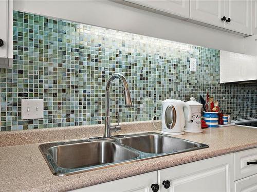 402-1220 Fort St, Victoria, BC - Indoor Photo Showing Kitchen With Double Sink