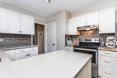 930-932 Lawson Avenue, Kelowna, BC - Indoor Photo Showing Kitchen