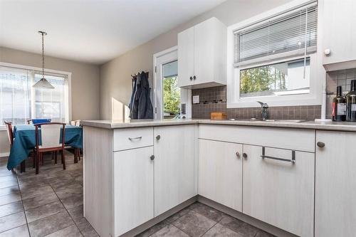 930-932 Lawson Avenue, Kelowna, BC - Indoor Photo Showing Kitchen