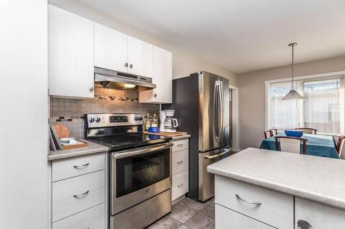 930-932 Lawson Avenue, Kelowna, BC - Indoor Photo Showing Kitchen