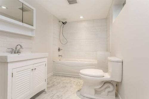 930-932 Lawson Avenue, Kelowna, BC - Indoor Photo Showing Bathroom