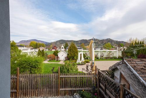 930-932 Lawson Avenue, Kelowna, BC - Outdoor With View