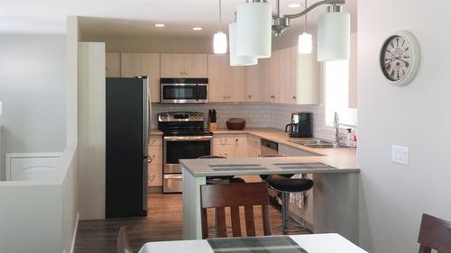 930-932 Lawson Avenue, Kelowna, BC - Indoor Photo Showing Kitchen With Double Sink