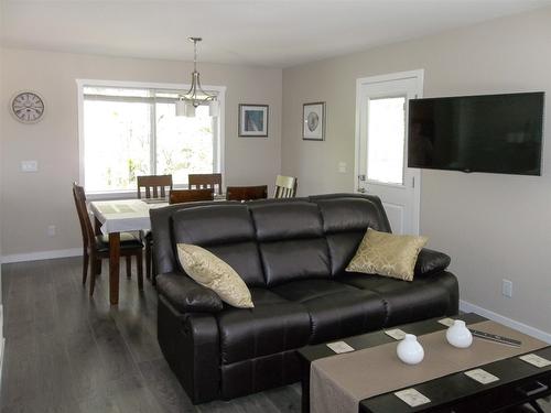 930-932 Lawson Avenue, Kelowna, BC - Indoor Photo Showing Living Room