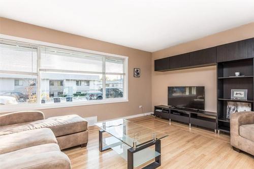 930-932 Lawson Avenue, Kelowna, BC - Indoor Photo Showing Living Room