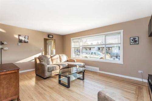 930-932 Lawson Avenue, Kelowna, BC - Indoor Photo Showing Living Room