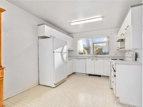 102-1801 Fern St, Victoria, BC - Indoor Photo Showing Kitchen