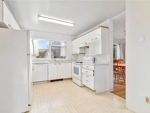 102-1801 Fern St, Victoria, BC - Indoor Photo Showing Kitchen