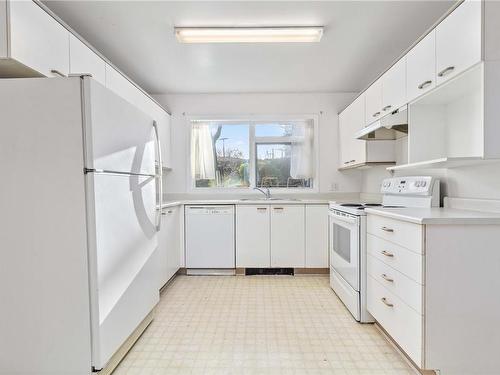 102-1801 Fern St, Victoria, BC - Indoor Photo Showing Kitchen