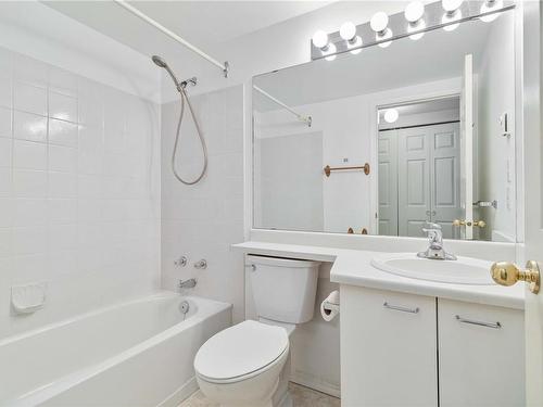 102-1801 Fern St, Victoria, BC - Indoor Photo Showing Bathroom