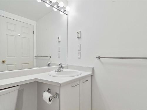 102-1801 Fern St, Victoria, BC - Indoor Photo Showing Bathroom