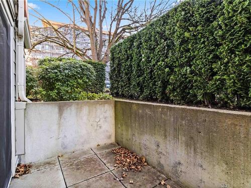 102-1801 Fern St, Victoria, BC - Outdoor