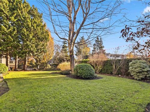 102-1801 Fern St, Victoria, BC - Outdoor