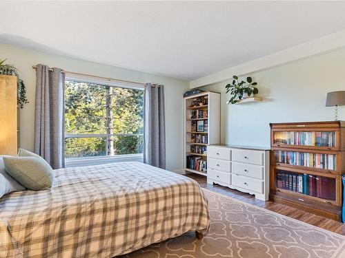 204-1714 Fort St, Victoria, BC - Indoor Photo Showing Bedroom