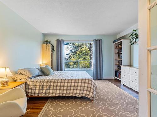 204-1714 Fort St, Victoria, BC - Indoor Photo Showing Bedroom