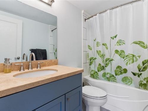 204-1714 Fort St, Victoria, BC - Indoor Photo Showing Bathroom